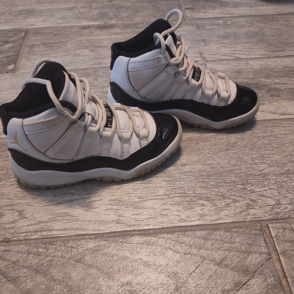 Air Jordan Gratitude Youth Size 12 Leather White/Metallic Gold/Black - Picture 2 of 4